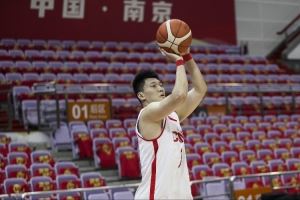 媒体人:雷蒙不占球权能拉开空间&领防 中国男篮需要这样的角色