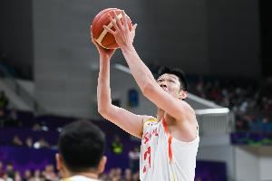 内线中流砥柱!胡金秋首节出战5分钟 4投全中拿到8分1断!