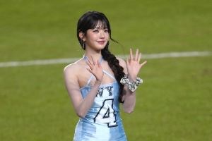 【跨界联动】IVE为比赛开球,纽卡队长特里皮尔还给组合赠送球衣