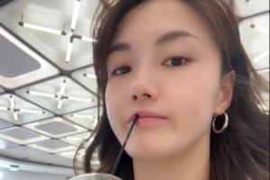 张曼曼社媒晒近照:人就应该循环在自己的喜欢里🍀
